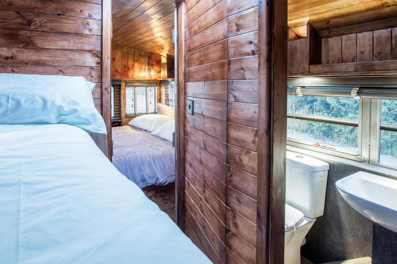 American School Bus - 1 Bedroom - Blossom Farm - Tiers Cross 존스톤 외부 사진