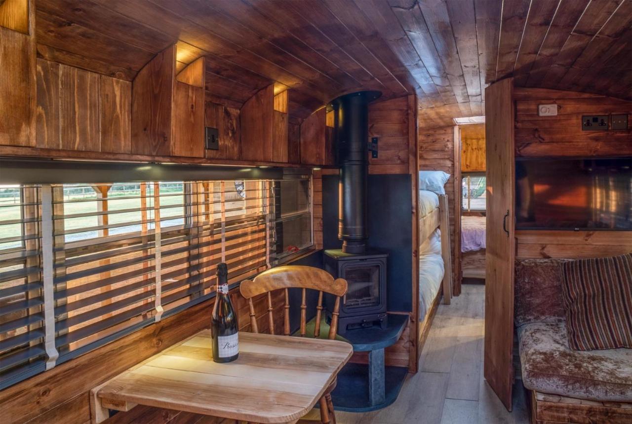 American School Bus - 1 Bedroom - Blossom Farm - Tiers Cross 존스톤 외부 사진