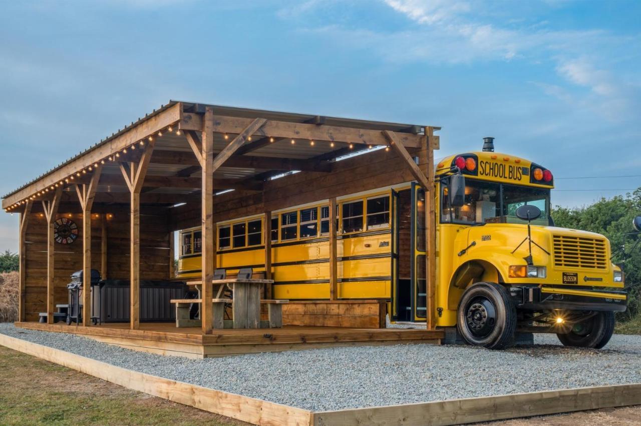 American School Bus - 1 Bedroom - Blossom Farm - Tiers Cross 존스톤 외부 사진