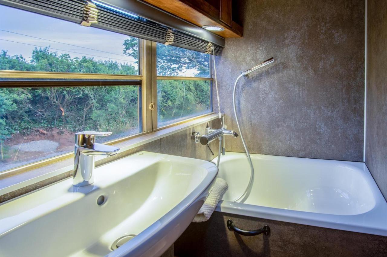 American School Bus - 1 Bedroom - Blossom Farm - Tiers Cross 존스톤 외부 사진